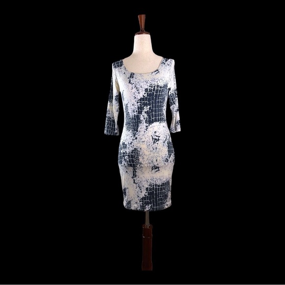 cute midi dress, white with blue crocodile pattern, cut out back, SIZE S - Picture 1 of 10
